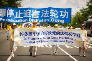 Setki praktykujących Falun Gong maszerują podczas parady w lipcu 2017 r. w Waszyngtonie<br/>(<a href="http://photo.theepochtimes.com/media.details.php?mediaID=MjkwMTQwNmY1YTgwYTY5">@The Epoch Times</a>)
