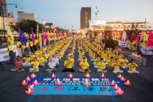 Setki praktykujących i zwolenników Falun Gong na czuwaniu przy świecach przed chińskim konsulatem w Nowym Jorku, 16.07.2017 r. Prześladowania trwające już 20 lat zaczęły się 20.07.1999 r.<br/>(@<a href="http://photo.theepochtimes.com/media.details.php?mediaID=Njc4MDQwNmY1YTgwYTY5">The Epoch Times</a>)