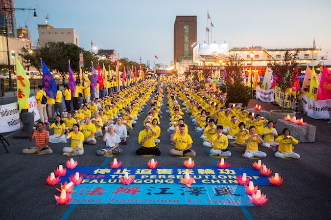 Setki praktykujących i zwolenników Falun Gong na czuwaniu przy świecach przed chińskim konsulatem w Nowym Jorku, 16.07.2017 r. Prześladowania trwające już 21 lat rozpoczęły się 20.07.1999 r.<br /> (@<a href="http://photo.theepochtimes.com/media.details.php?mediaID=Njc4MDQwNmY1YTgwYTY5">The Epoch Times</a>)