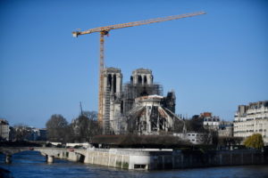 Gigantyczny dźwig ustawiono przed katedrą Notre Dame w Paryżu, 24.12.2019 r.<br/>(Julien de Rosa/PAP/EPA)