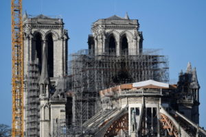 Rektor paryskiej katedry Notre Dame: Jest może 50-procentowa szansa uratowania budynku