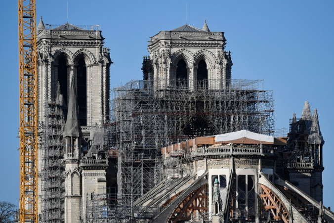 W Notre Dame od ośmiu miesięcy trwają prace po niszczycielskim pożarze z 15.04.2019 r. Francuscy urzędnicy potwierdzili 21.12.2019 r., że w katedrze po raz pierwszy od 1803 r. nie odbędzie się pasterka<br/>(Julien de Rosa/PAP/EPA)