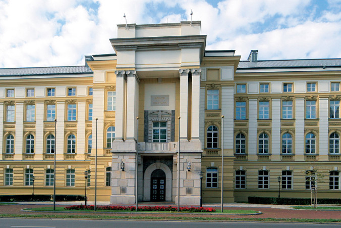 Budynek Kancelarii Premiera Rady Ministrów w Al. Ujazdowskich w Warszawie<br /> (Prajar90 – praca własna, <a href="https://creativecommons.org/publicdomain/zero/1.0/deed.en">CC0</a>, <a href="https://commons.wikimedia.org/w/index.php?curid=17441882">Wikimedia</a>)