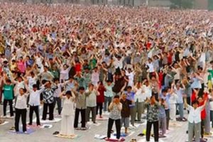 Tysiące osób wykonują ćwiczenia w mieście Shenyang, Chiny, 1998 r. (@Minghui)