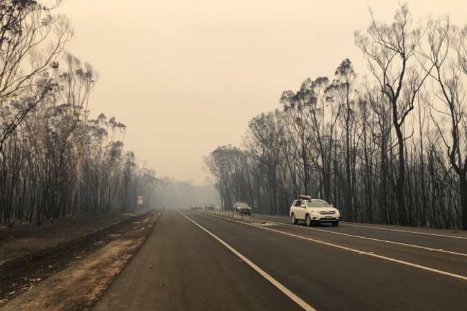 Wypalony busz wokół autostrady Princes Highway w Ulladulla, Nowa Południowa Walia, Australia, prawdopodobnie 2.01.2020 r. Omyłkowo podana data 2.12.2020 r. (HEATHER MCNAB/PAP/EPA)