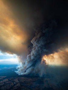 Kłęby dymu podczas pożaru w powiecie East Gippsland, stan Wiktoria w Australii, zdjęcie udostępnione przez Departament Środowiska, Ziemi, Wody i Planowania, ang. Department of Environment, Land, Water & Planning, regionu Gippsland w Australii, 2.01.2020 r. (DELWP GIPPSLAND HANDOUT/PAP/EPA)
