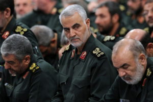 Irański generał Kasem Sulejmani, dowódca elitarnej jednostki Al-Kuds (pośrodku), podczas spotkania w Teheranie, Iran, 18.09.2018 r., ponownie wydane 3.01.2020 r. (IRANIAN SUPREME LEADER'S OFFICE HANDOUT/PAP/EPA)