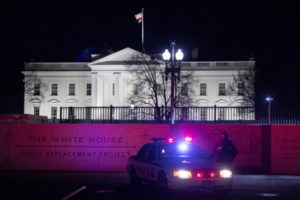 Przedstawiciel Uniform Division służb Secret Service stoi przy Pennsylvania Avenue przed Białym Domem w Waszyngtonie, 7.01.2020 r. (MICHAEL REYNOLDS/PAP/EPA)