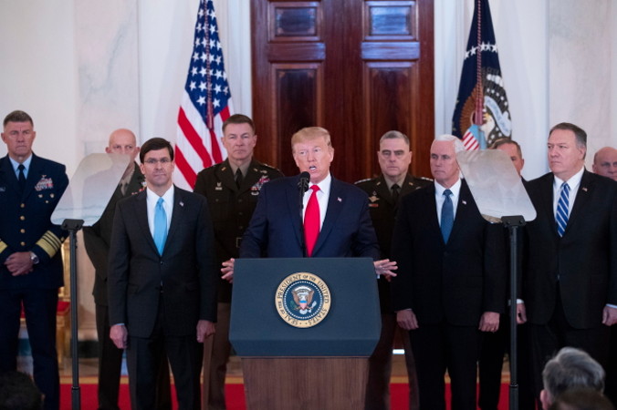 Prezydent USA Donald J. Trump (pośrodku) przedstawia oświadczenie w sprawie reakcji USA na irańskie ataki rakietowe w obecności sekretarza stanu Mike’a Pompeo (po prawej), wiceprezydenta USA Mike'a Pence'a (drugi po prawej), sekretarza obrony Marka Espera (z przodu po lewej) i przedstawicieli armii amerykańskiej, Grand Foyer w Białym Domu, Waszyngton, 8.01.2020 r. (MICHAEL REYNOLDS/PAP/EPA)