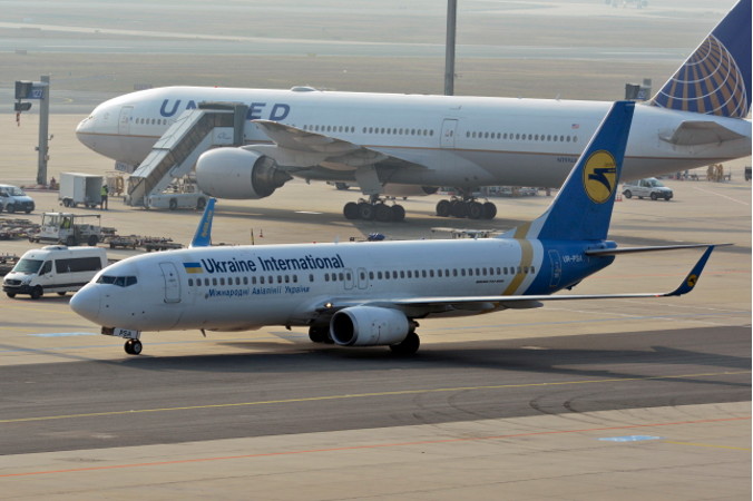 Zdjęcie przedstawia samolot pasażerski Boeing 737-800 Ukraine International Airlines na lotnisku we Frankfurcie, Niemcy, 8.02.2018 r., ponownie wydane 8.01.2020 r. (MAURITZ ANTIN/PAP/EPA)