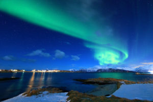 Zorza polarna widziana na półkuli północnej nosi nazwę aurora borealis, a pojawiająca się na półkuli południowej – aurora australis. Na zdjęciu zorza polarna widziana w Norwegii (<a href="https://pixabay.com/pl/users/DDStudio-5594168/?utm_source=link-attribution&amp;utm_medium=referral&amp;utm_campaign=image&amp;utm_content=2387777">John Huang</a> / <a href="https://pixabay.com/pl/?utm_source=link-attribution&amp;utm_medium=referral&amp;utm_campaign=image&amp;utm_content=2387777">Pixabay</a>)