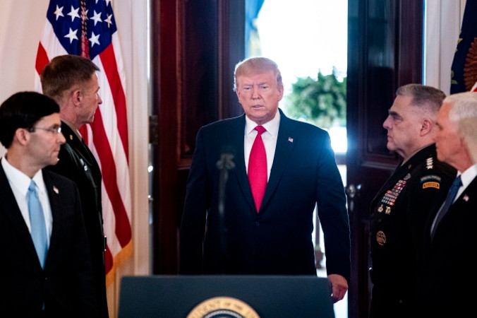 Prezydent USA Donald J. Trump (pośrodku) wychodzi, by wygłosić oświadczenie na temat reakcji USA na irańskie ataki rakietowe. Obecni są m.in. wiceprezydent USA Mike Pence (po prawej) i sekretarz obrony USA Mark Esper (po lewej), Grand Foyer w Białym Domu, Waszyngton, 8.01.2020 r. (MICHAEL REYNOLDS/PAP/EPA)
