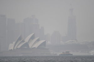 Dym z pożarów buszu wokół Opery w Sydney, Australia, 8.01.2020 r. (STEVEN SAPHORE/PAP/EPA)