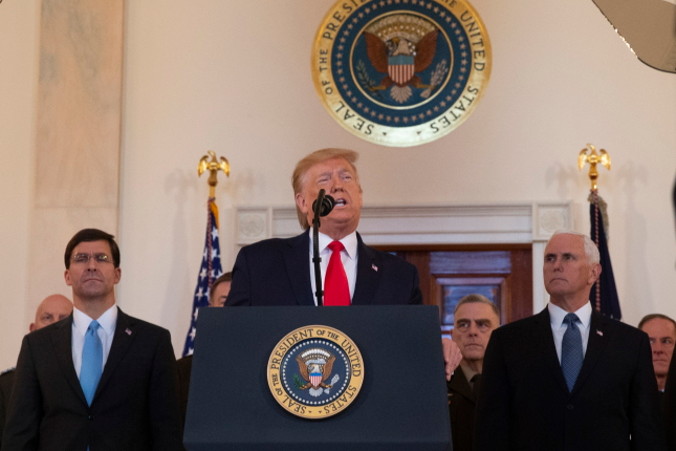 Prezydent USA Donald J. Trump (pośrodku) wygłasza oświadczenie na temat reakcji USA na irańskie ataki rakietowe, Grand Foyer w Białym Domu, Waszyngton, 8.01.2020 r. (TASOS KATOPODIS/POOL/PAP/EPA) 