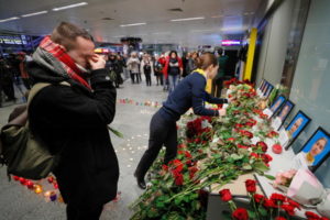 Krewni, koledzy i przyjaciele członków załogi samolotu Ukraine International Airlines, który rozbił się w pobliżu Teheranu, złożyli kwiaty i zapalili świece, Międzynarodowy Port Lotniczy Kijów-Boryspol, 8.01.2020 r., ponownie wydane 11.01.2020 r. W sobotę rano irańskie siły zbrojne przyznały w komunikacie, że ukraiński samolot został omyłkowo wzięty za „wrogi” i w „nieintencjonalny sposób” trafiony (SERGEY DOLZHENKO/PAP/EPA)