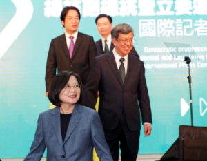 Prezydent Tajwanu Caj Ing-wen (z przodu), William Lai, kandydat na wiceprezydenta (po lewej), Joseph Wu, minister spraw zagranicznych (pośrodku), Chen Chien-jen, wiceprezydent (po prawej) na spotkaniu z prasą po zapoznaniu się z wynikami wyborów prezydenckich, Tajpej, Tajwan, 11.01.2020 r.<br/>(DAVID CHANG/PAP/EPA)