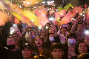 Zwolennicy prezydent Tajwanu Caj Ing-wen świętują po wygranej w wyborach prezydenckich, Tajpej, Tajwan, 11.01.2020 r. (HOW HWEE YOUNG/PAP/EPA)