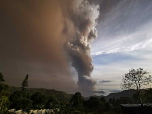 Chmura popiołu wyrzucona przez wulkan Taal wznosi się nad miastem Tagaytay, Filipiny, 12.01.2020 r. (FRANCIS R. MALASIG/PAP/EPA)