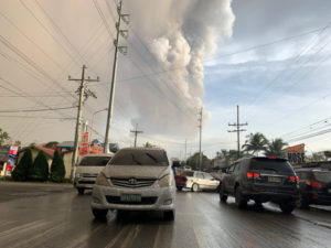 Chmura popiołu wyrzucona przez wulkan Taal unosi się nad miastem Tagaytay, Filipiny, 12.01.2020 r. (FRANCIS R. MALASIG/PAP/EPA)