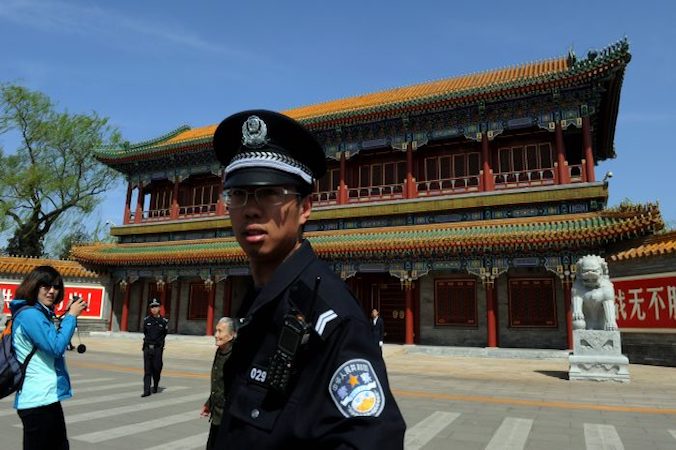 Chiński policjant trzyma wartę przed Zhongnanhai, kwaterą główną Komunistycznej Partii Chin i miejscem zamieszkania najwyższych urzędników KPCh (MARK RALSTON/AFP/Getty Images)