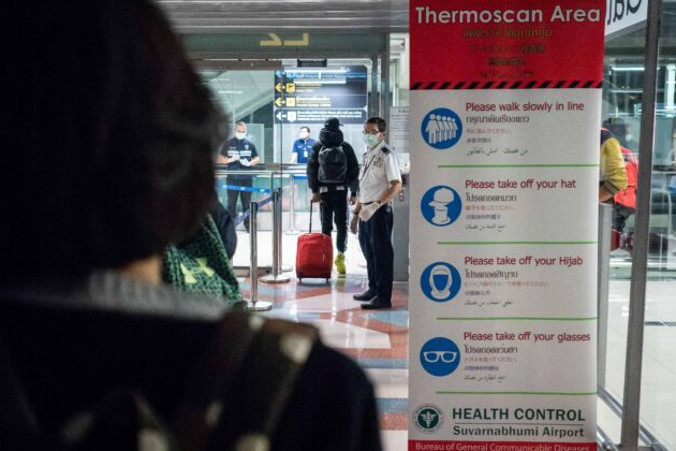 Tajlandzcy urzędnicy ds. zdrowia publicznego przeprowadzają badania termiczne pasażerów przybywających z Wuhan w Chinach na lotnisko Suvarnabhumi w Bangkoku, Tajlandia, 8.01.2020 r. (Lauren DeCicca / Getty Images)