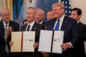 Prezydent USA Donald J. Trump (po prawej) uczestniczy w ceremonii podpisania porozumienia handlowego, po lewej wicepremier Chin Liu He, East Room, Biały Dom w Waszyngtonie, 15.01.2020 r. (ERIK S. LESSER/PAP/EPA)