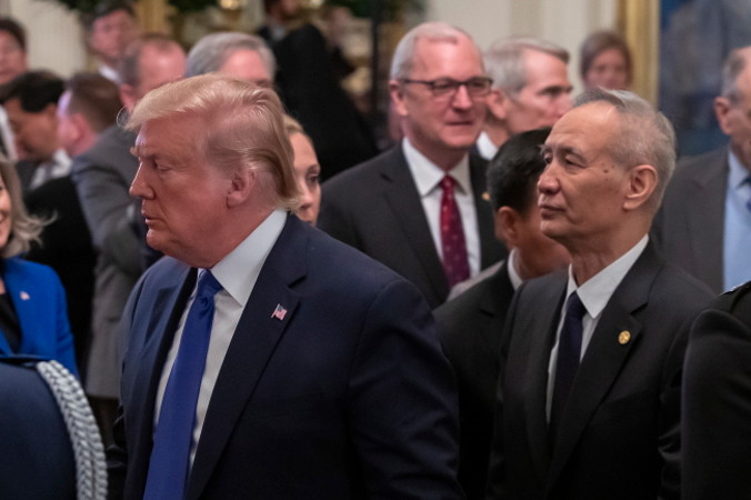 Prezydent USA Donald J. Trump (po lewej) i wicepremier Chin Liu He (po prawej) po ceremonii podpisania porozumienia handlowego w East Room w Białym Domu, Waszyngton, 15.01.2020 r. (ERIK S. LESSER/PAP/EPA)