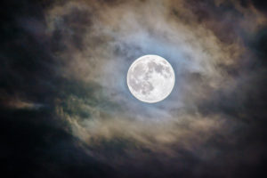Nocne spotkania z Księżycem w pełni – kiedy w tym roku możemy obserwować to zjawisko