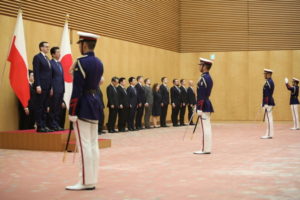 Premier RP Mateusz Morawiecki i premier Japonii Shinzō Abe wraz z delegacjami podczas spotkania w Tokio, 21.01.2020 r. (Leszek Szymański / PAP)