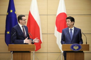 Premier RP Mateusz Morawiecki i premier Japonii Shinzo Abe podczas wspólnej konferencji prasowej, Tokio, 21.01.2020 r. (Leszek Szymański / PAP)