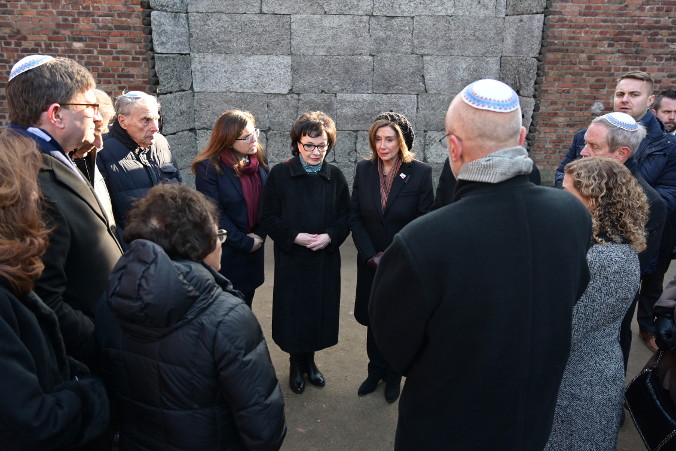 Marszałek Sejmu RP Elżbieta Witek (pośrodku, po lewej) i przewodnicząca Izby Reprezentantów Stanów Zjednoczonych Nancy Pelosi (pośrodku, po prawej) podczas wizyty w byłym niemieckim nazistowskim obozie koncentracyjnym i zagłady Auschwitz-Birkenau, 21.01.2020 r. (fot. <a href="http://sejm.gov.pl/Sejm9.nsf/komunikat.xsp?documentId=014A87E267EB1069C12584F60055B56E">Kancelaria Sejmu</a> / Łukasz Błasikiewicz)