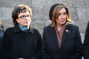 Marszałek Sejmu RP Elżbieta Witek (po lewej) i przewodnicząca Izby Reprezentantów Stanów Zjednoczonych Nancy Pelosi (po prawej) podczas wizyty w byłym niemieckim nazistowskim obozie koncentracyjnym i zagłady Auschwitz-Birkenau, 21.01.2020 r.<br/>(fot. <a href="http://sejm.gov.pl/Sejm9.nsf/komunikat.xsp?documentId=014A87E267EB1069C12584F60055B56E">Kancelaria Sejmu</a> / Łukasz Błasikiewicz)