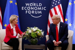 Na zdjęciu udostępnionym przez Komisję Europejską przewodnicząca Komisji Europejskiej Ursula von der Leyen podczas spotkania z prezydentem USA Donaldem Trumpem podczas Światowego Forum Ekonomicznego 2020 w Davos, 21.01.2020 r. (STEFAN WERMUTH HANDOUT/PAP/EPA)