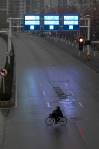 Rowerzysta przecina pustą ulicę w mieście Wuhan, prowincja Hubei, 23.01.2020 r. (STRINGER/PAP/EPA)