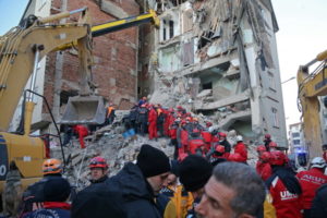 Ratownicy szukają osób, które przeżyły w gruzach budynku po trzęsieniu ziemi w Elazig, Turcja, 25.01.2020 r. (STR/PAP/EPA)