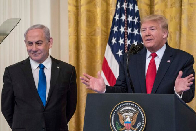 Prezydent USA Donald Trump i premier Izraela Benjamin Netanjahu podczas wspólnego oświadczenia, East Room w Białym Domu, 28.01.2020 r. (Sarah Silbiger/Getty Images)
