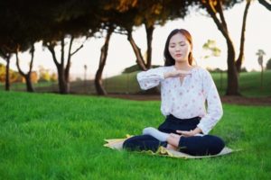 Żenia wykonuje piąte ćwiczenie Falun Dafa (©The Epoch Times)