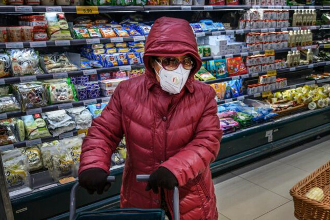 Klientka nosi maskę ochronną i okulary przeciwsłoneczne podczas zakupów w supermarkecie, Pekin, 28.01.2020 r. (Kevin Frayer/Getty Images)