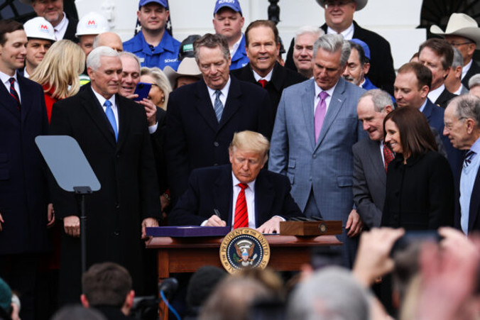 Prezydent Donald Trump podpisuje umowę między USA a Meksykiem i Kanadą, zwaną USMCA, podczas ceremonii na South Lawn Białego Domu, 29.01.2020 r. (Charlotte Cuthbertson / The Epoch Times)