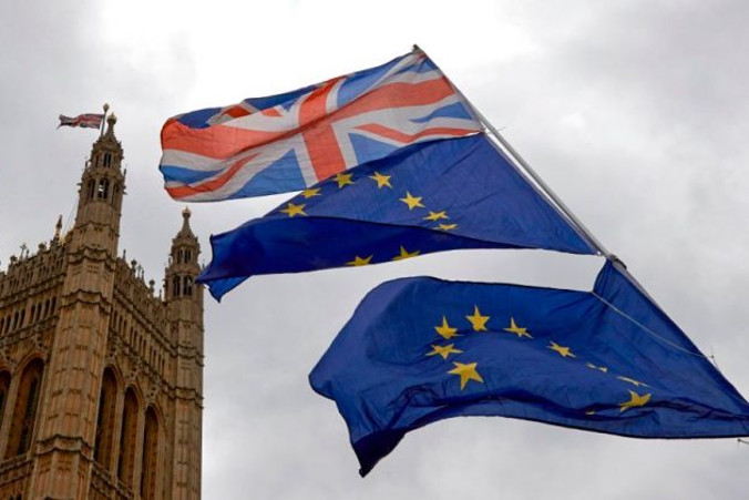Flaga Wielkiej Brytanii i flagi Unii Europejskiej powiewające zgodnie podczas demonstracji przeciwko brexitowi przed Parlamentem w Londynie, 20.06.2018 r. (Niklas Halle’n/AFP/Getty Images)