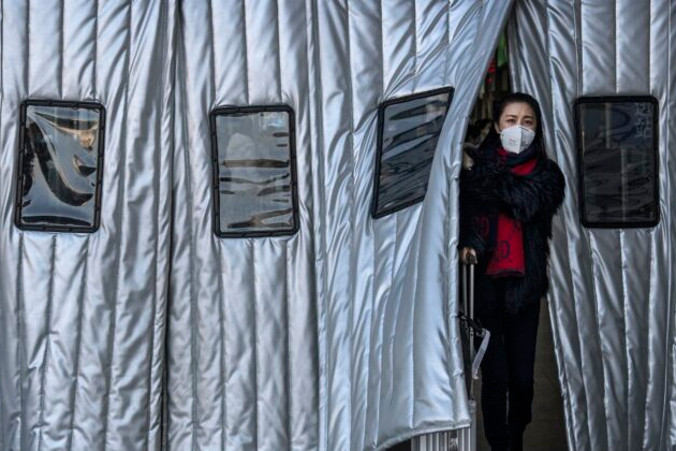 Podróżna w masce ochronnej opuszcza stację kolejową w Pekinie, 23.01.2020 r. (Kevin Frayer / Getty Images)