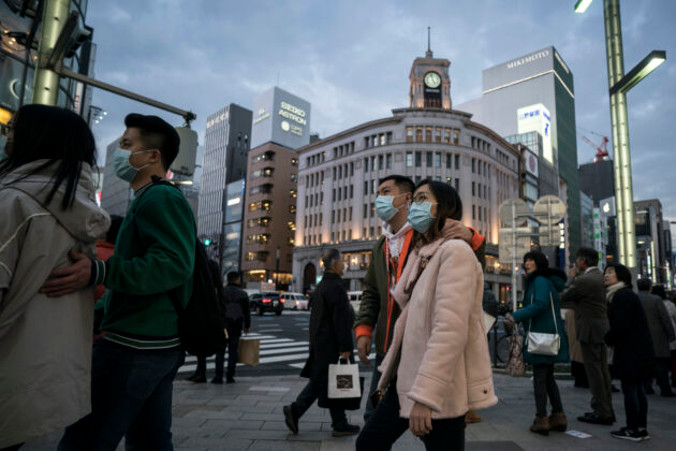 Chińscy turyści w maskach w dzielnicy handlowej Ginza w Tokio, 24.01.2020 r. (Tomohiro Ohsumi/Getty Images)