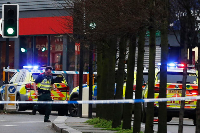 Według doniesień w niedzielę w południowym Londynie uzbrojony w nóż napastnik zaatakował kilka przypadkowych osób. Został zastrzelony przez policję. Na zdjęciu funkcjonariusze na miejscu zdarzenia, Londyn, 2.02.2020 r.<br/>(Hollie Adams / Getty Images)