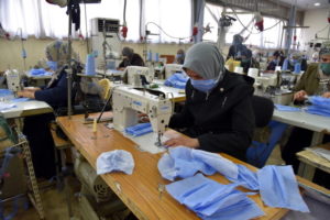 Irackie krawcowe szyją maski ochronne w fabryce odzieży, Mosul w północnym Iraku, 25.02.2020 r. (AMMAR SALIH/PAP/EPA)