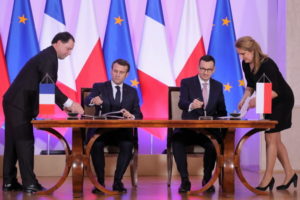 Premier RP Mateusz Morawiecki (drugi po prawej) oraz prezydent Francji Emmanuel Macron (drugi po lewej) podpisali polsko-francuską deklarację współpracy w zakresie polityki europejskiej, KPRM w Warszawie, 3.02.2020 r. (Paweł Supernak / PAP)