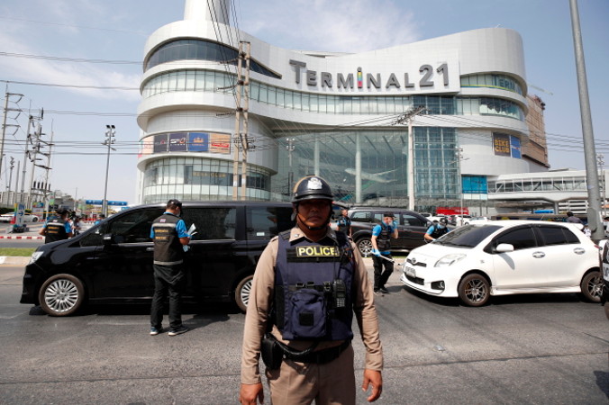 Tajlandzcy funkcjonariusze policji kryminalistycznej przeprowadzają inspekcję samochodu ofiary na miejscu ataku przed centrum handlowym „Terminal 21” w Nakhon Ratchasima, Tajlandia, 9.02.2020 r.<br/>(RUNGROJ YONGRIT/PAP/EPA)
