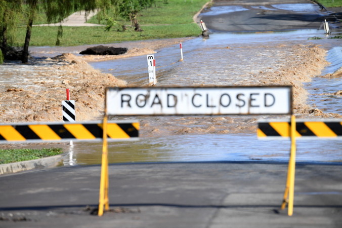 Wody powodziowe zalewają drogę w Dalby, Queensland, Australia, 10.02.2020 r. (DAN PELED/PAP/EPA)