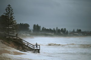 Mieszkańcy patrzą na morze po ulewnym deszczu i burzach, Collaroy w Sydney, 10.02.2020 r.<br/>(JOEL CARRETT/PAP/EPA)