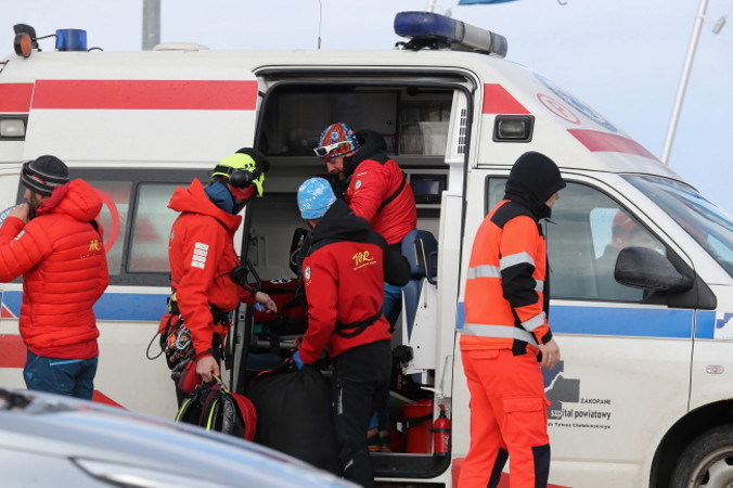 Służby na miejscu wypadku w Bukowinie Tatrzańskiej, 10.02.2020 r. Na Rusińskim Wierchu w Bukowinie Tatrzańskiej zerwany przez silny wiatr dach przygniótł cztery osoby w tym dziecko (Grzegorz Momot / PAP)