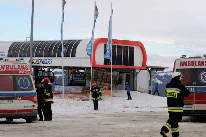 Służby na miejscu wypadku w Bukowinie Tatrzańskiej, 10.02.2020 r. Na Rusińskim Wierchu zerwany przez silny wiatr dach przygniótł cztery osoby, w tym dziecko (Grzegorz Momot / PAP)